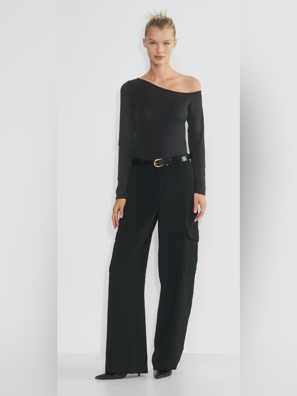 Aritzia Wilfred Bridger Cargo Pant
Wide-leg Japanese crepe cargo Size 4